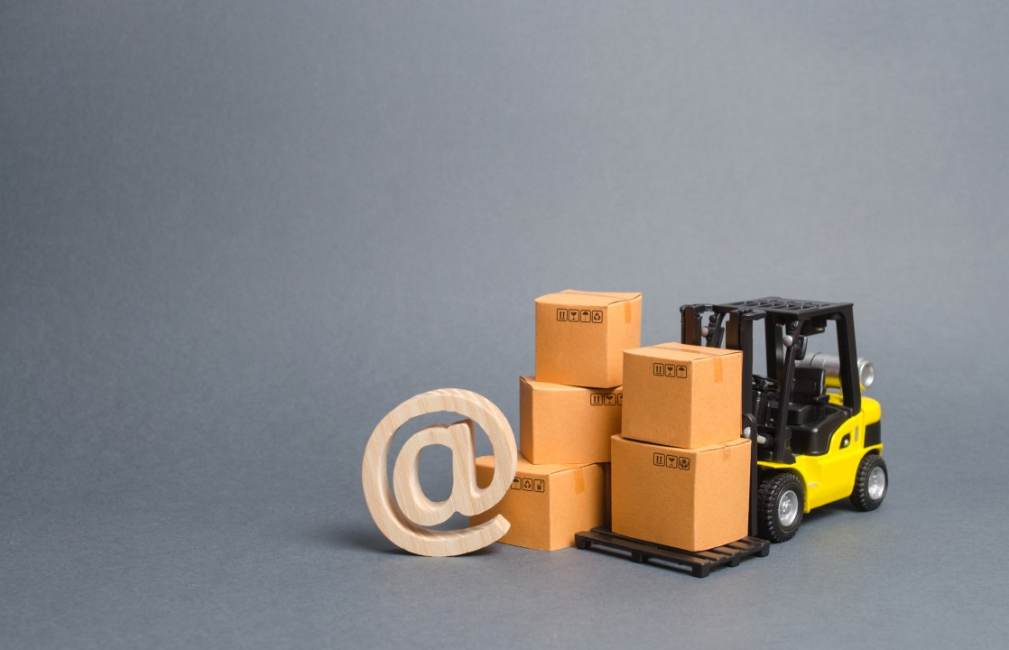 Transporte de mercancía de venta online en transpaleta con pallets de plástico