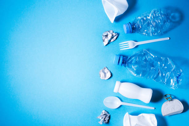Diferentes envases de plásticos agrupados sobre un fondo azul